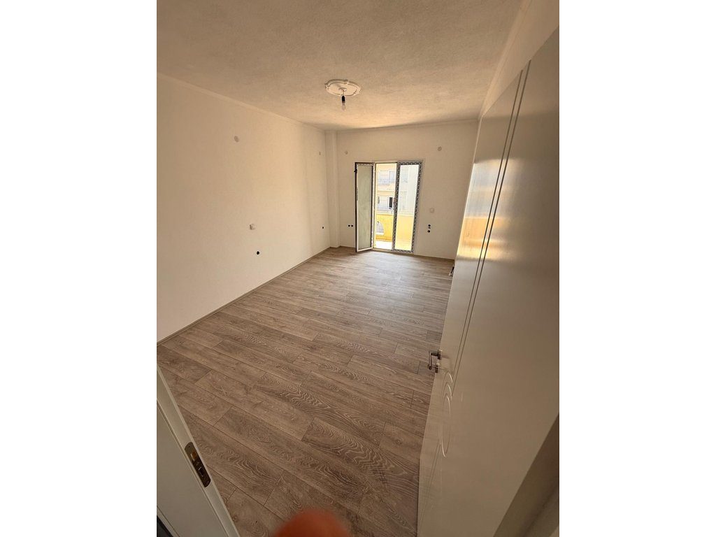 INVESTIM I SIGURT – APARTAMENT NË SHITJE ME PAMJE NGA RRUGA KRYESORE E VOLOREKËS!!!
