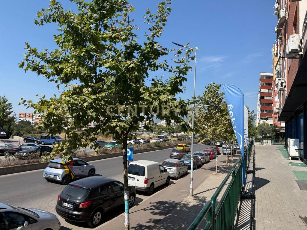 SHITET NJESI KOMERCIAL 233M2 NE BULEVARDIN MIGJENI, YZBERISH