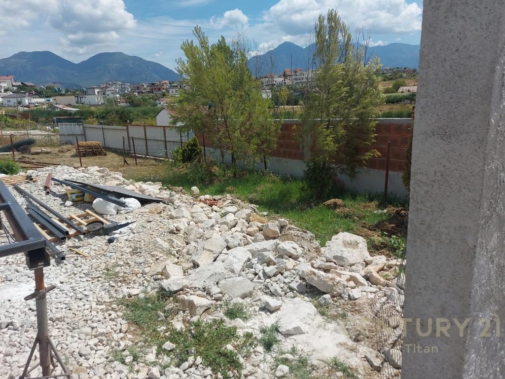 SHITET SHTEPI 1 KATESHE PLUS TOKE 600 m2, BUZE LIQENIT NE PASKUQAN!!!