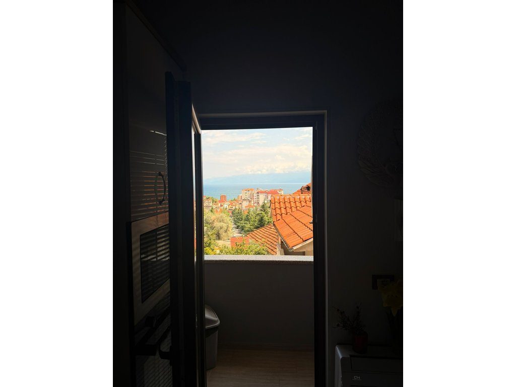 VILË 3-KATËSHE NË SHITJE NË POGRADEC – RRUGA MIQËSIA, ME PAMJE NGA LIQENI DHE TARACË PANORAMIKE