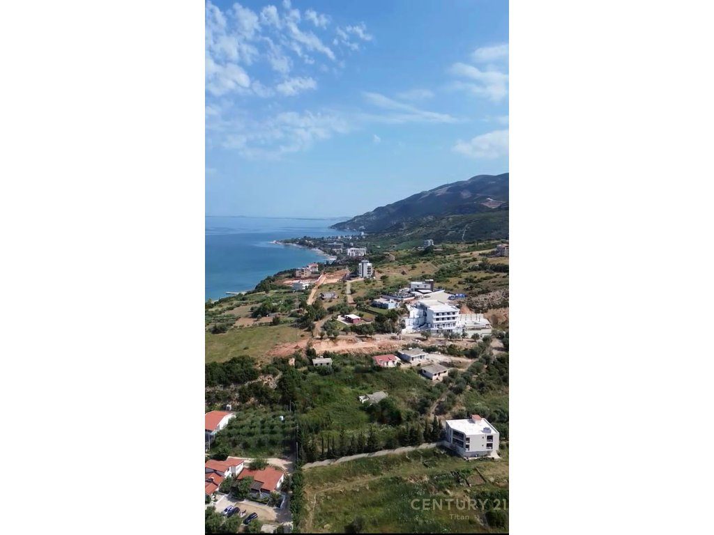 Shitet toke ne Radhime, ne Vlore, me pamje nga deti!