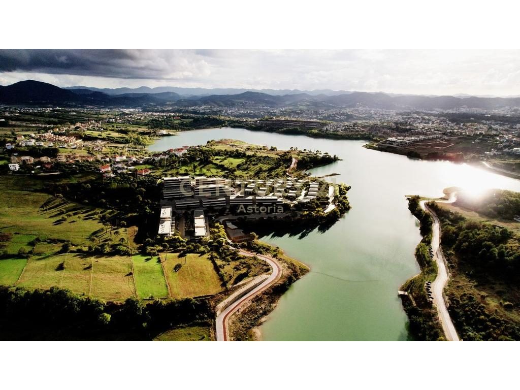 Vilë moderne me truall 398 m² në Farka Lake Front – stil, hapësirë dhe privatësi.