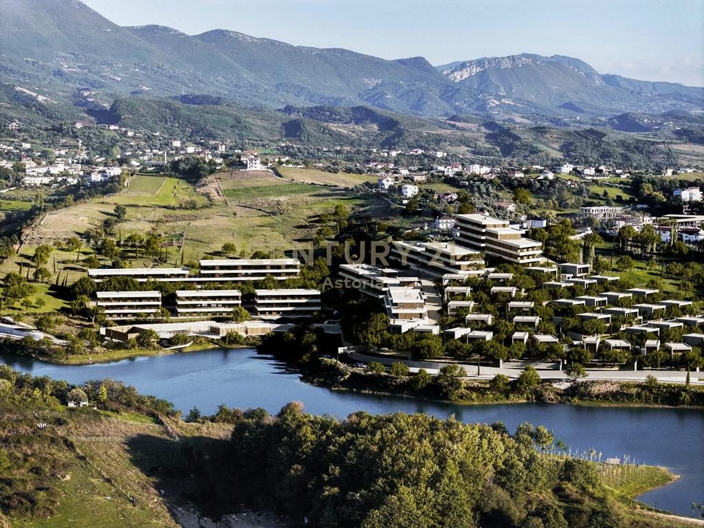 Vilë moderne me truall 398 m² në Farka Lake Front – stil, hapësirë dhe privatësi.