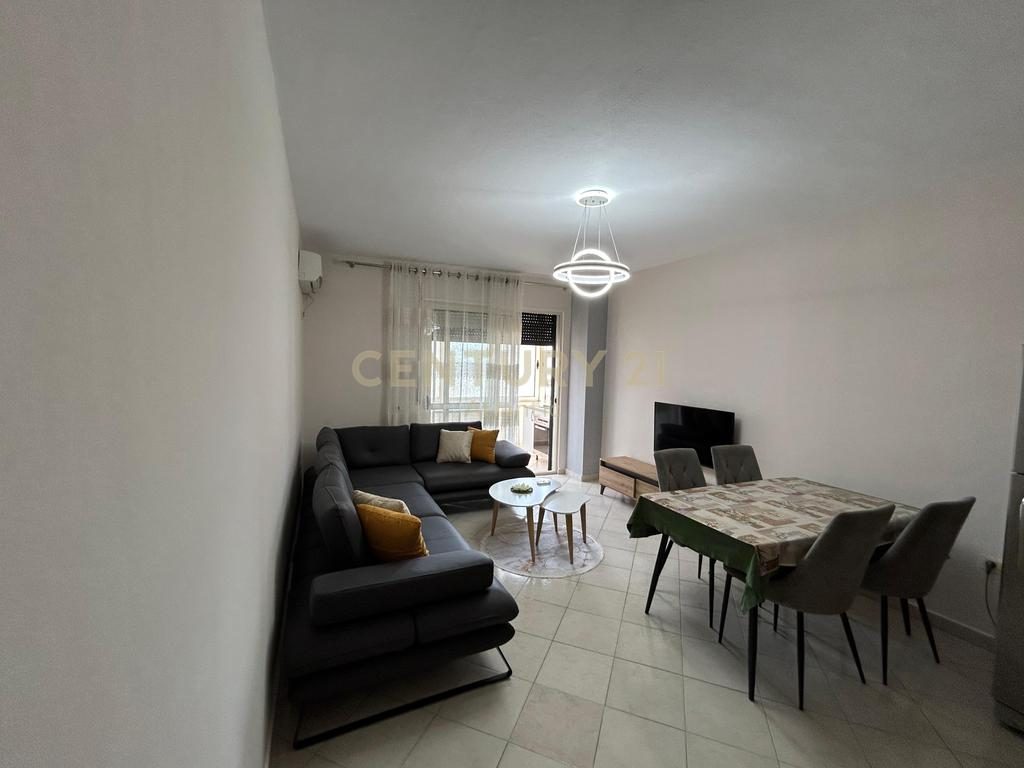 JEPET APARTAMENT 1+1 ME QERA ME PAMJE DETI  TEK STACIONI I PARE NE PLAZH