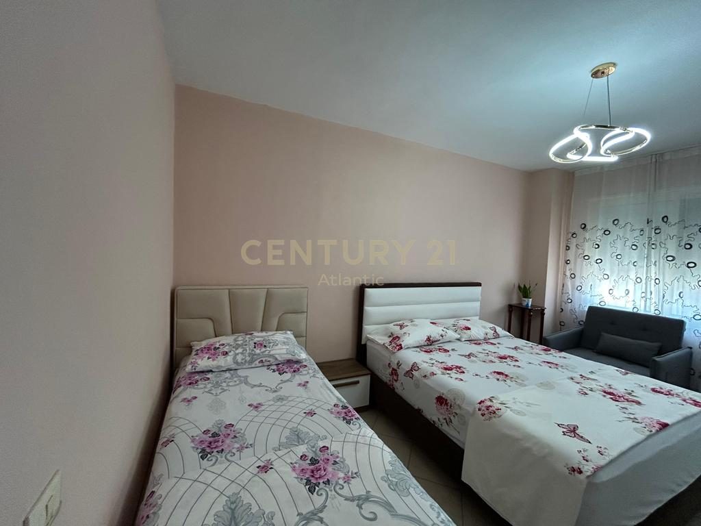 JEPET APARTAMENT 1+1 ME QERA ME PAMJE DETI  TEK STACIONI I PARE NE PLAZH