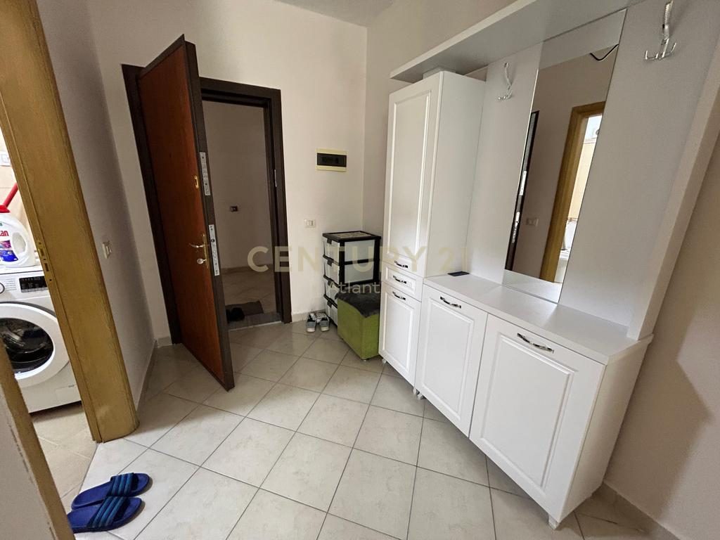 JEPET APARTAMENT 1+1 ME QERA ME PAMJE DETI  TEK STACIONI I PARE NE PLAZH