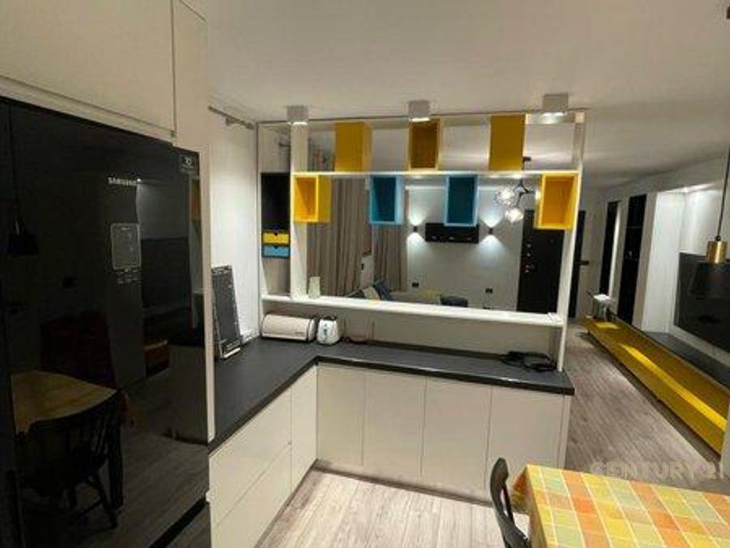 APARTAMENT LUKSOZ 3+1+2+2 BALLKONE PER SHITJE TE RRUGA E DURRESIT!