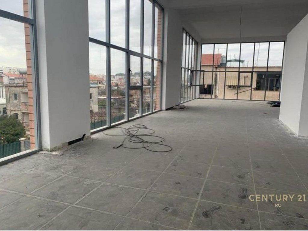 Shitet ambient komercial buze rruges kryesore Misto Mame.