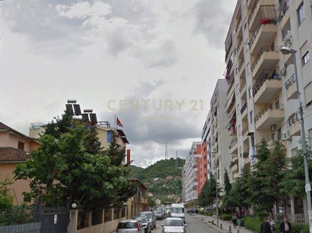 Shitet ambient komercial buze rruges kryesore Misto Mame.