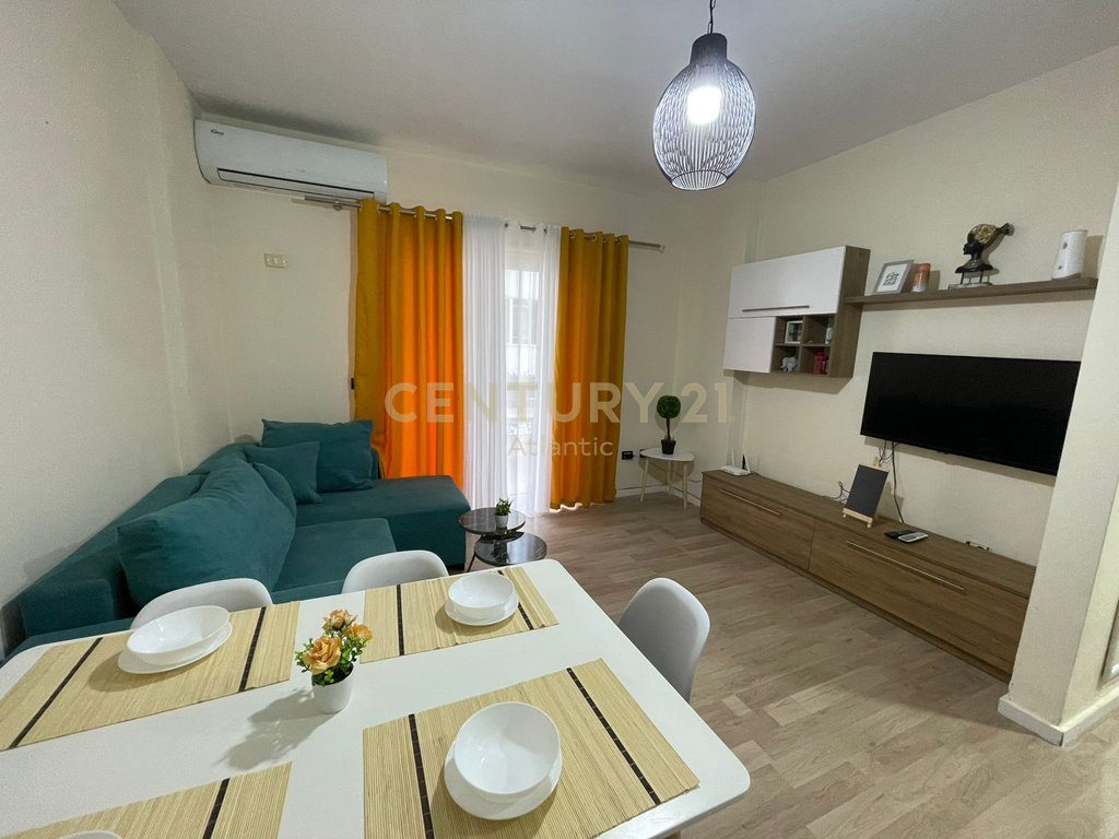 JEPET ME QERA DITORE , SUPER APARTAMENT 30 METRA NGA DETI PRAN ADRIATIK HOTEL , PLAZH DURRES .