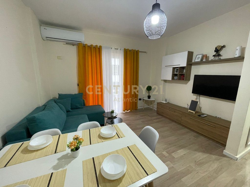 JEPET ME QERA DITORE , SUPER APARTAMENT 30 METRA NGA DETI PRAN ADRIATIK HOTEL , PLAZH DURRES .