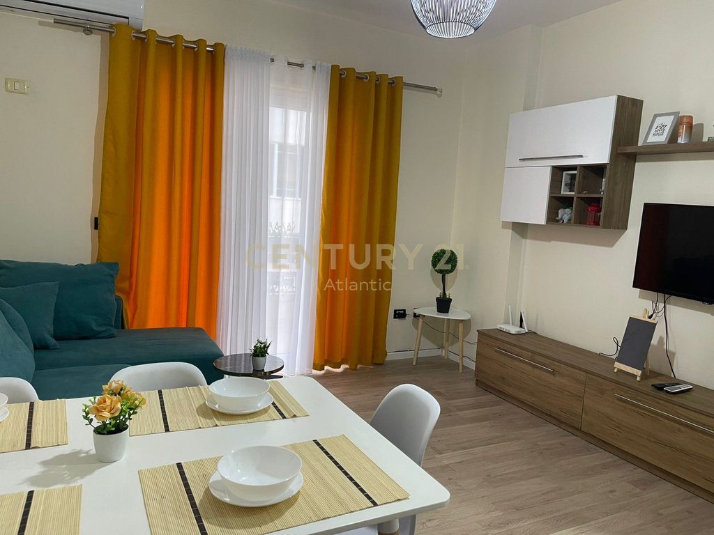 JEPET ME QERA DITORE , SUPER APARTAMENT 30 METRA NGA DETI PRAN ADRIATIK HOTEL , PLAZH DURRES .