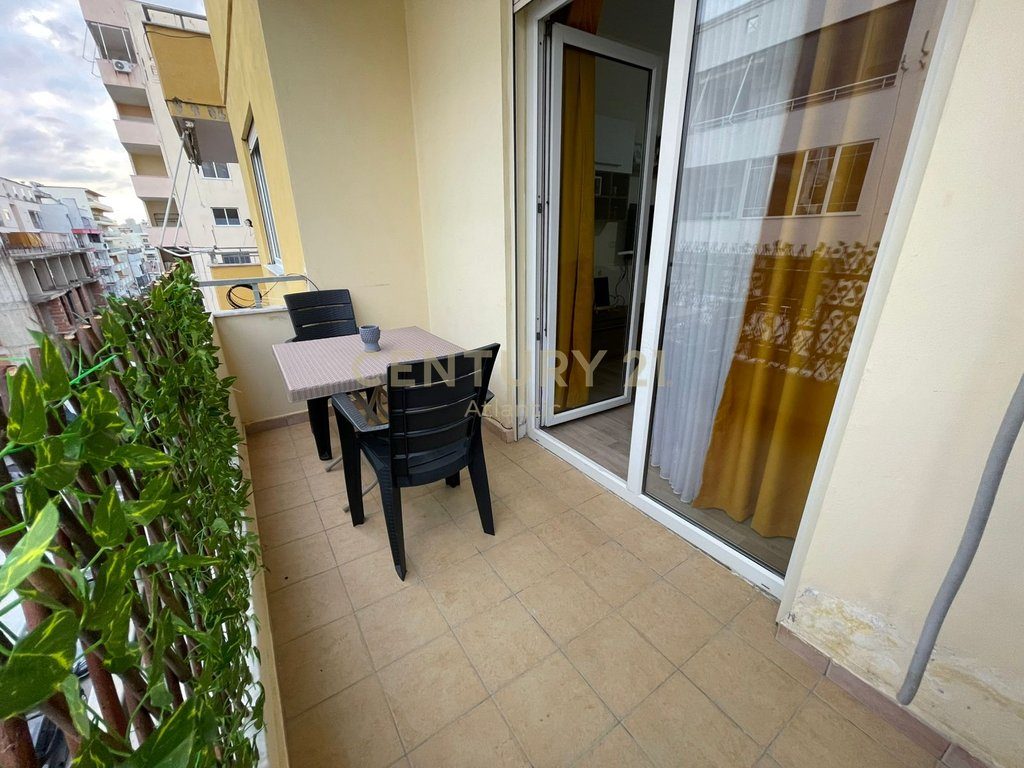 JEPET ME QERA DITORE , SUPER APARTAMENT 30 METRA NGA DETI PRAN ADRIATIK HOTEL , PLAZH DURRES .