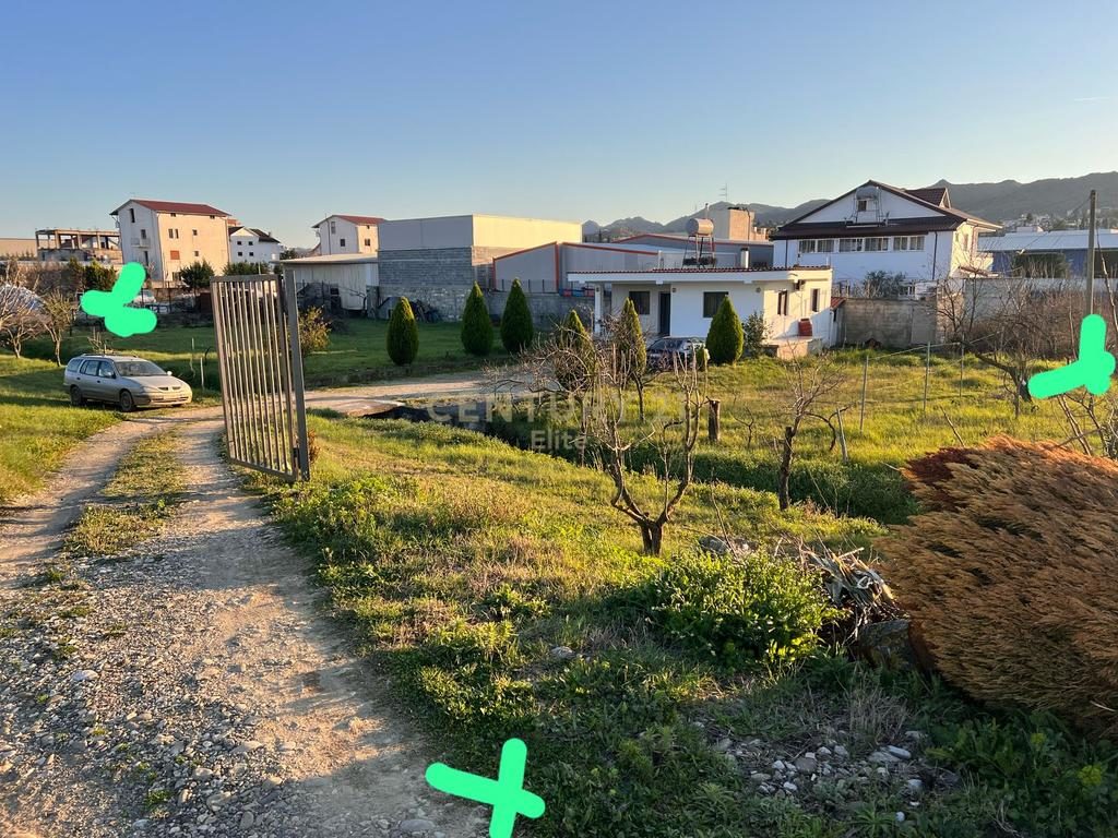 Shitet Toke me Banese  ne Autosraden Tirane Durres.