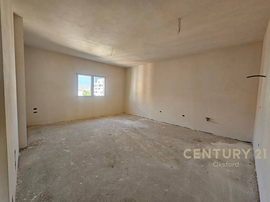 SHITET APARTAMENT 2+1+2 PLUS POST PARKIMI TEK SHKOLLA E KUQE !