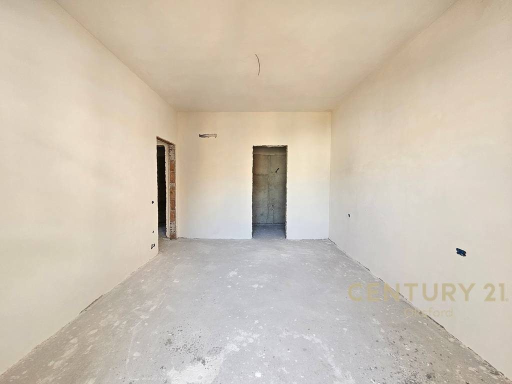SHITET APARTAMENT 2+1+2 PLUS POST PARKIMI TEK SHKOLLA E KUQE !