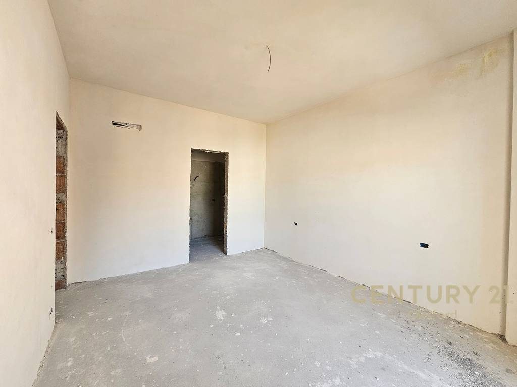 SHITET APARTAMENT 2+1+2 PLUS POST PARKIMI TEK SHKOLLA E KUQE !