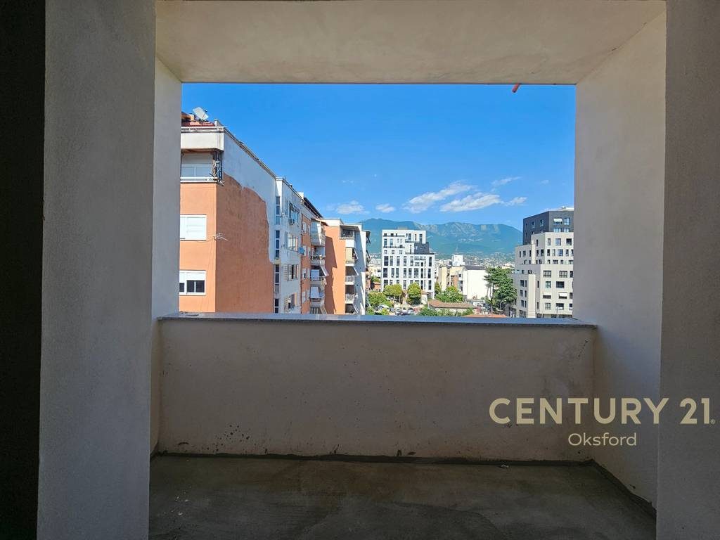 SHITET APARTAMENT 2+1+2 PLUS POST PARKIMI TEK SHKOLLA E KUQE !