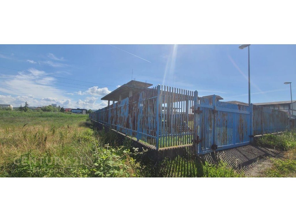 SHITEN TRE SHTEPI PRIVATE 360 m2 + NJE KAPANON 352 m2 + TRUALL 3268 m2, NE HYRJE TE KAVAJES!