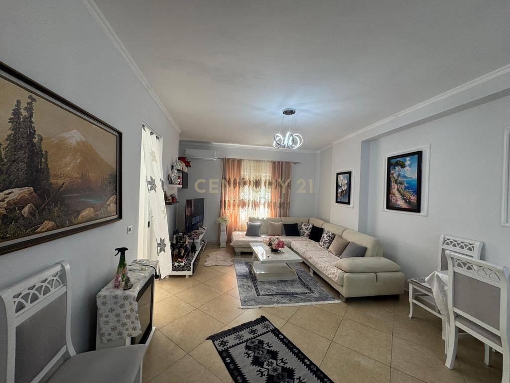 Shitet apartament 1+1 zona Ish-URT qe mund te pershtatet ne 2+1.