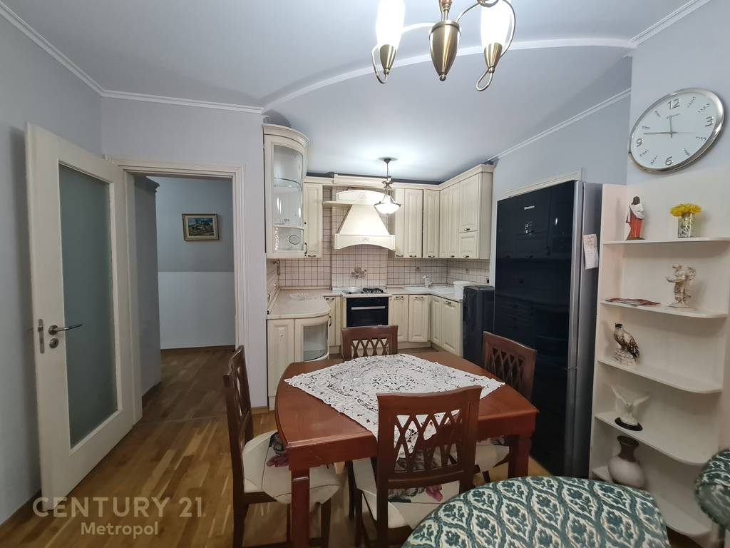 APARTAMENT PER QIRA 2+1+2 me parkim NE RRUGEN QEMAL STAFA!