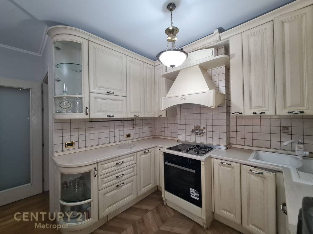 APARTAMENT PER QIRA 2+1+2 me parkim NE RRUGEN QEMAL STAFA!