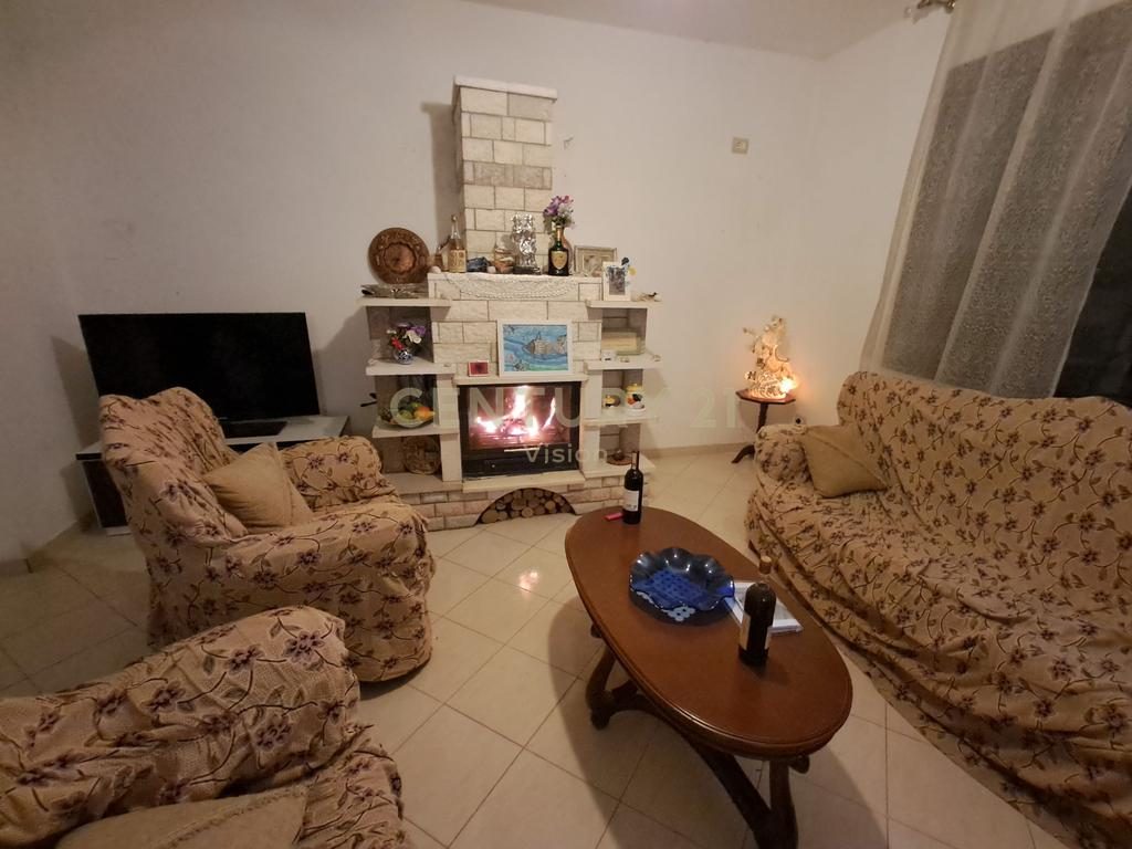 Vilë 4-Kateshe + toke me qira në qendër te Shirokës -  1000 m²