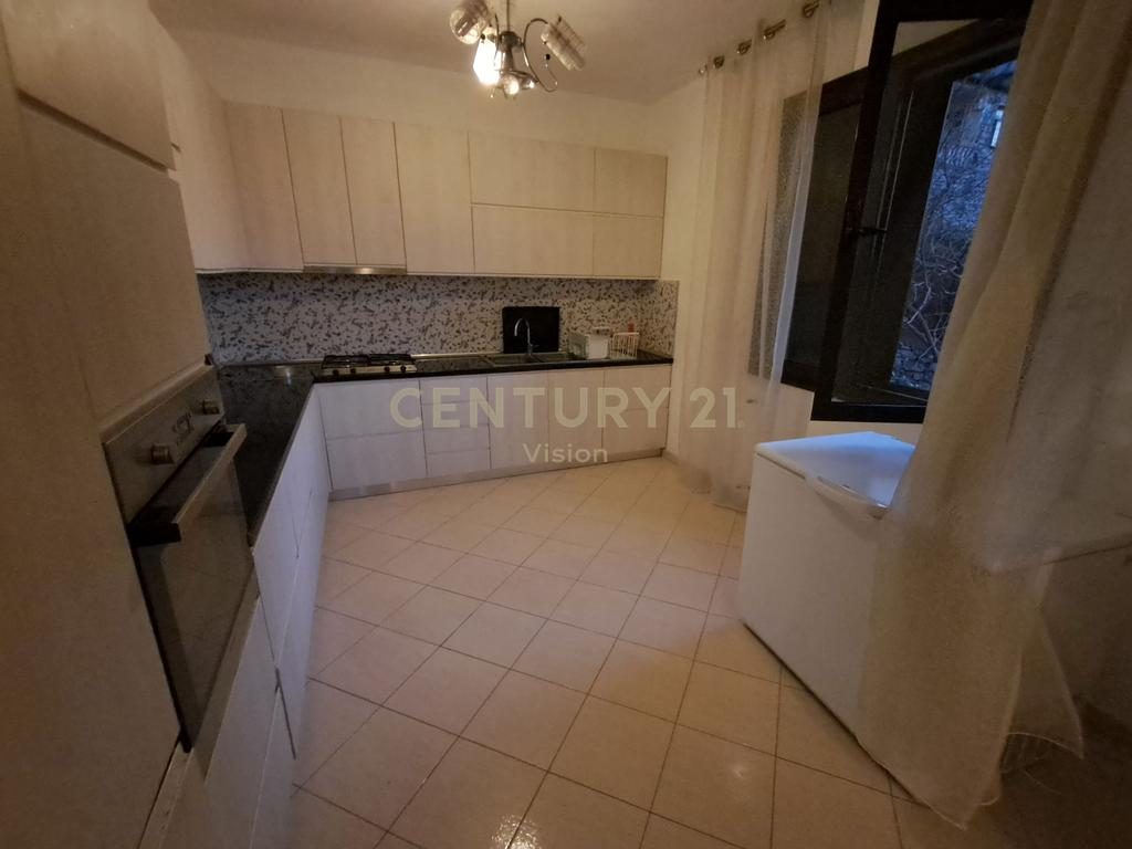 Vilë 4-Kateshe + toke me qira në qendër te Shirokës -  1000 m²