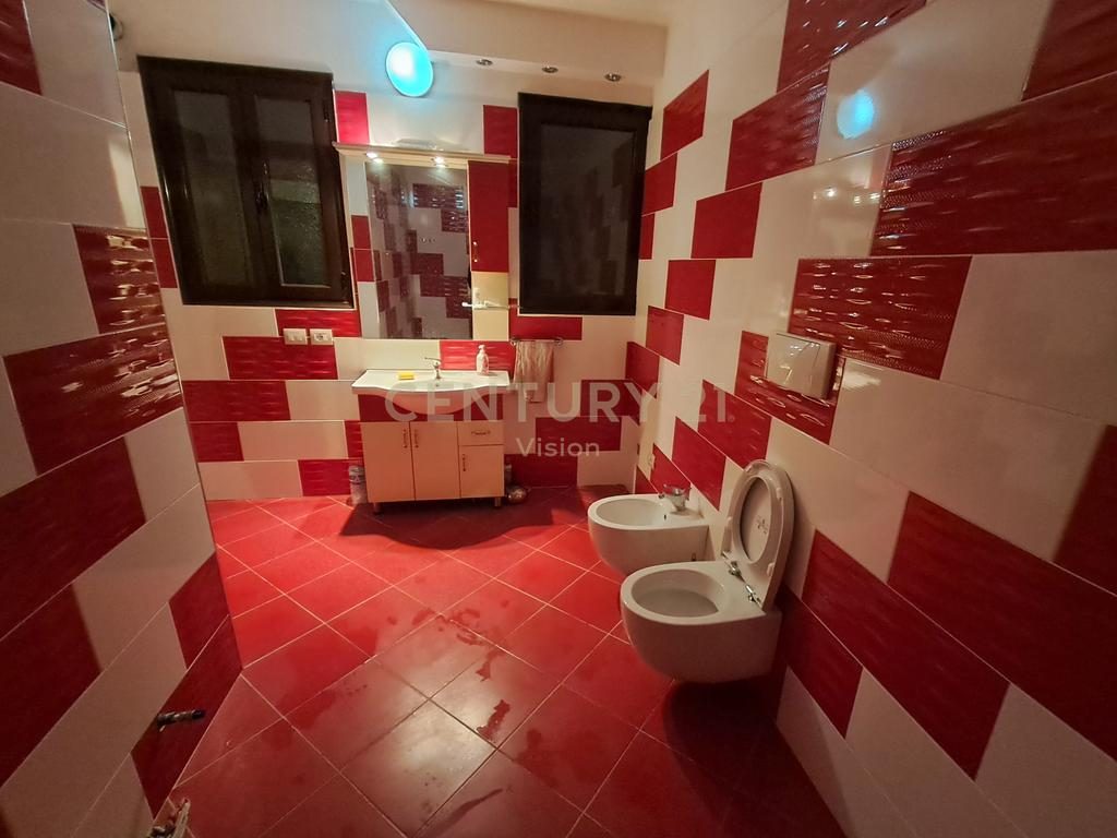 Vilë 4-Kateshe + toke me qira në qendër te Shirokës -  1000 m²