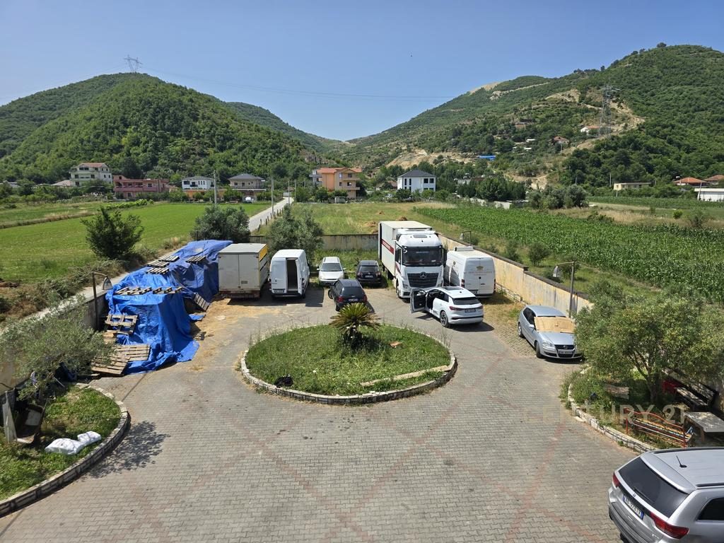 Shitet ndërtesë dhe tokë truall në zonën e Vaqarrit!!