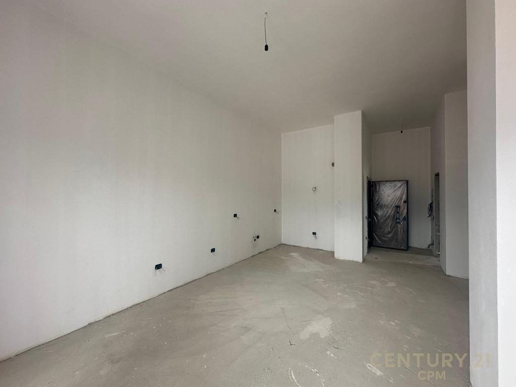 Shitet Penthouse 3+1+2 në Rrugën e Barrikadave, Tiranë