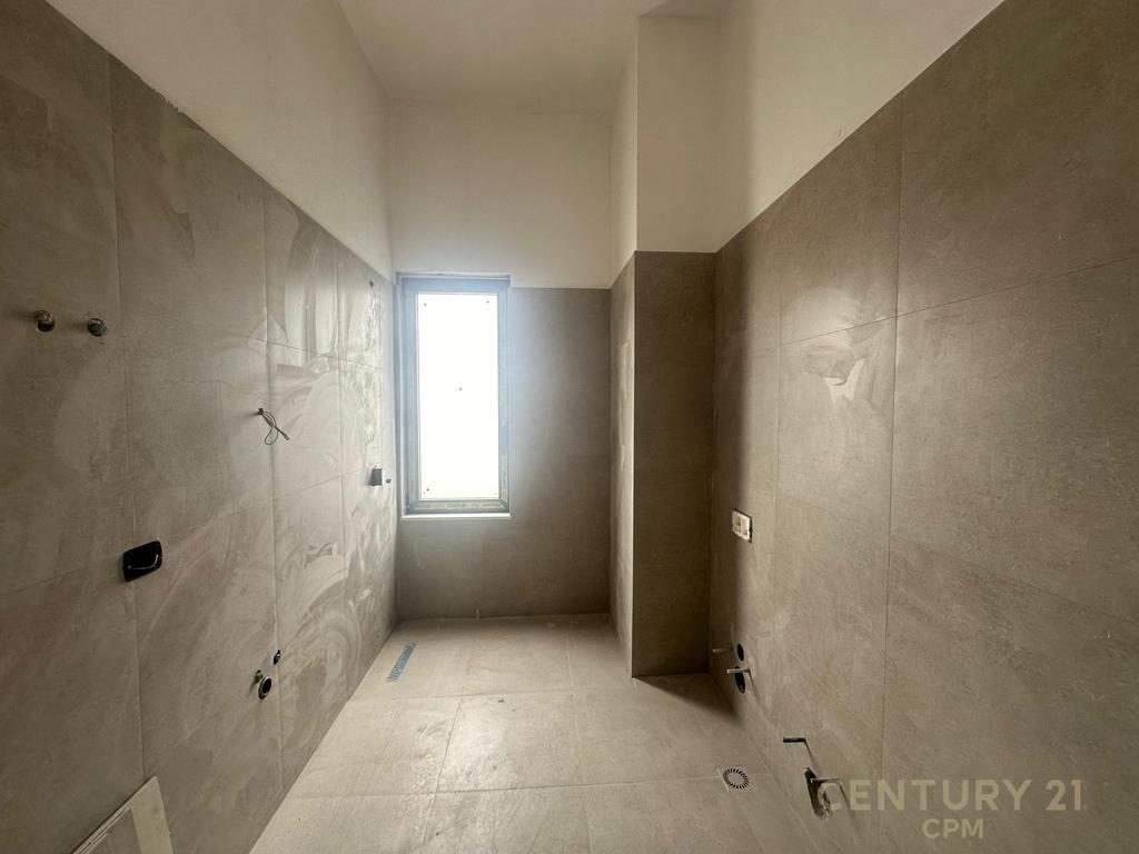 Shitet Penthouse 3+1+2 në Rrugën e Barrikadave, Tiranë