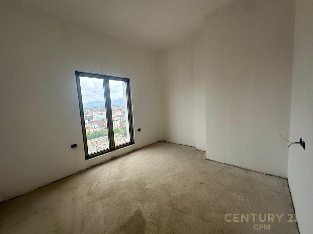 Shitet Penthouse 3+1+2 në Rrugën e Barrikadave, Tiranë