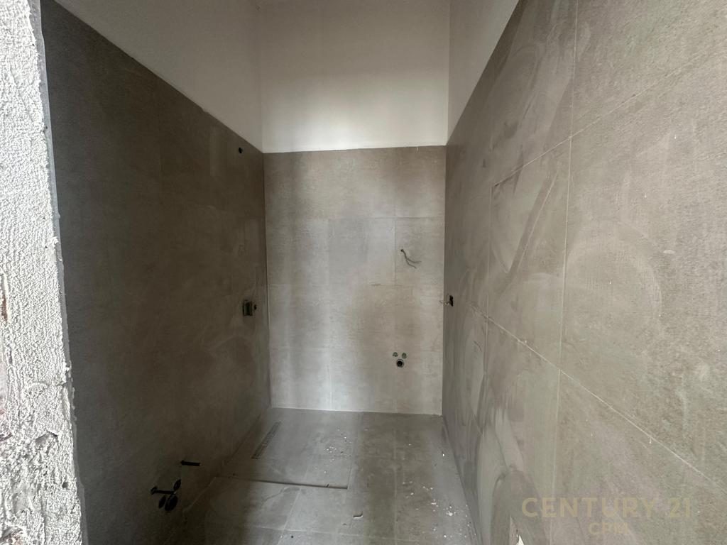 Shitet Penthouse 3+1+2 në Rrugën e Barrikadave, Tiranë