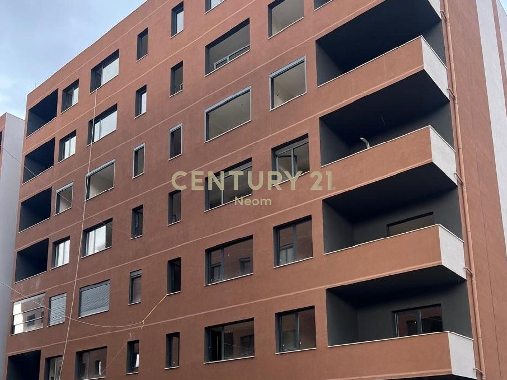 Shitet Apartament 1+1 tek Rruga e Elbasanit prane Restorant Xibraku!