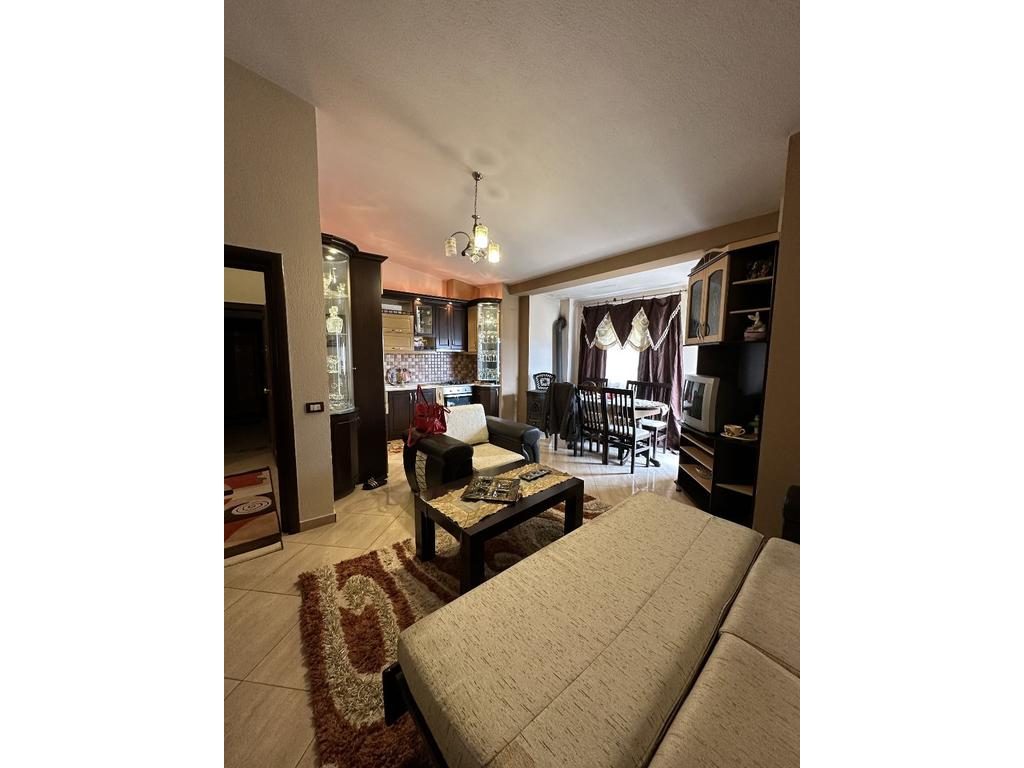 POGRADEC , APARTAMENT PER QERA NE RRUGEN E VOLOREKES !!!!