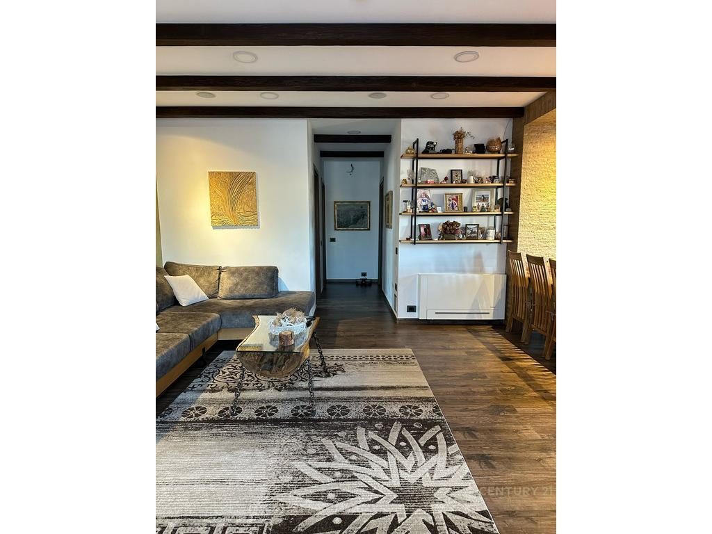 Penthouse në shitje, Yzberish!