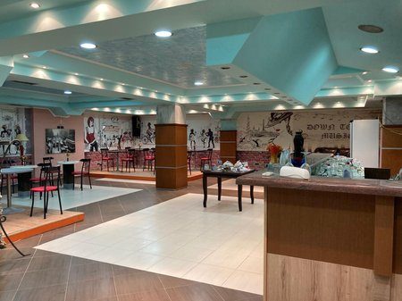 Ambjent Bar Lounge per shitje ne Lungomare Vlore!