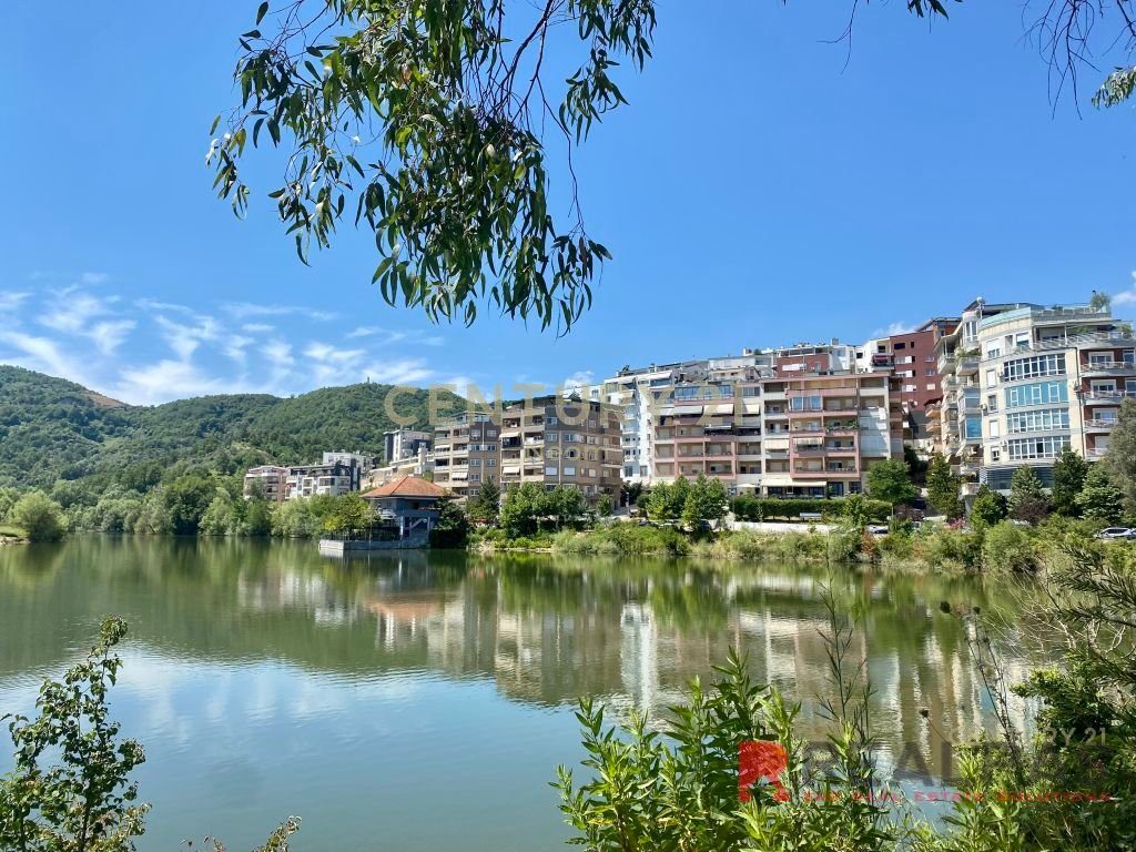 Njësi Komerciale në shitje tek Liqeni i Thatë
