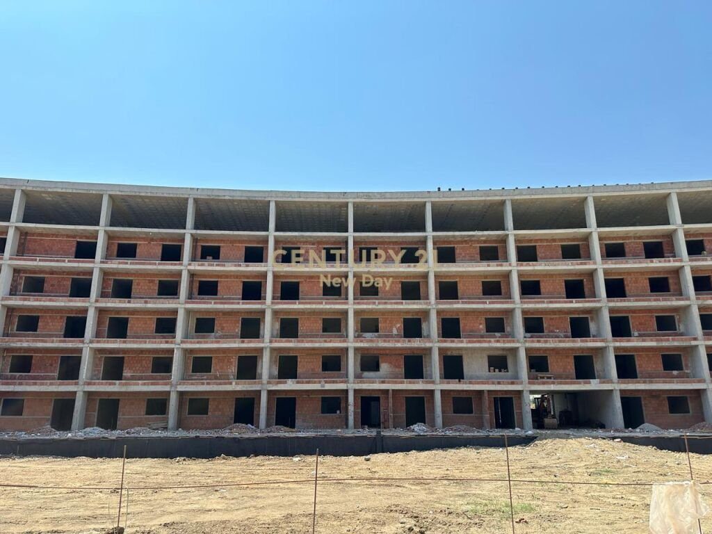 Apartament me oborr per shitje ne Golem.