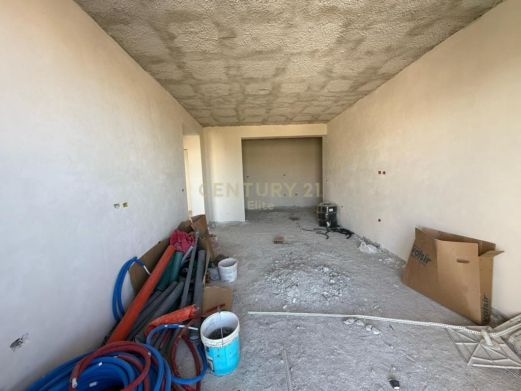 Shitet apartament ne  Plazhin e Vjeter ne VLORE.