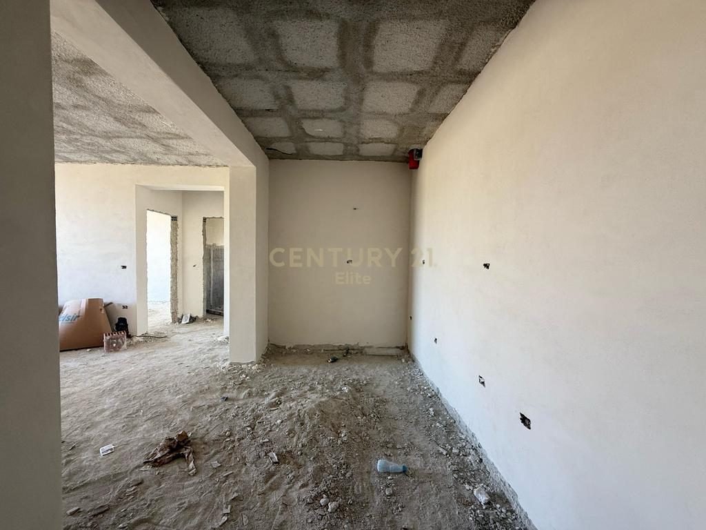 Shitet apartament ne  Plazhin e Vjeter ne VLORE.