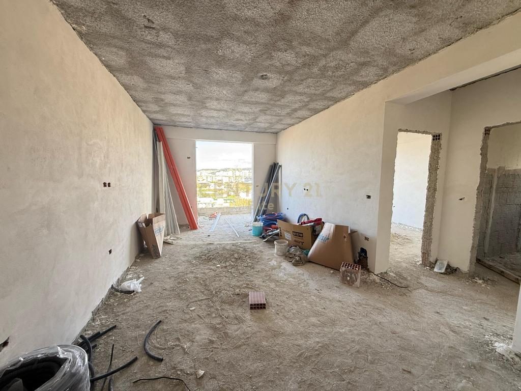 Shitet apartament ne  Plazhin e Vjeter ne VLORE.