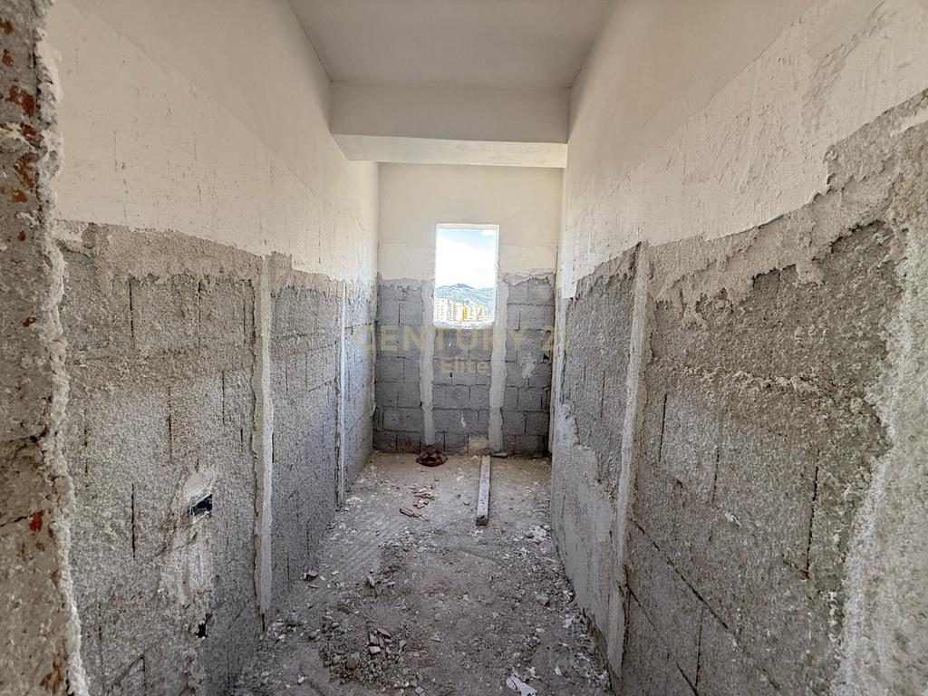 Shitet apartament ne  Plazhin e Vjeter ne VLORE.