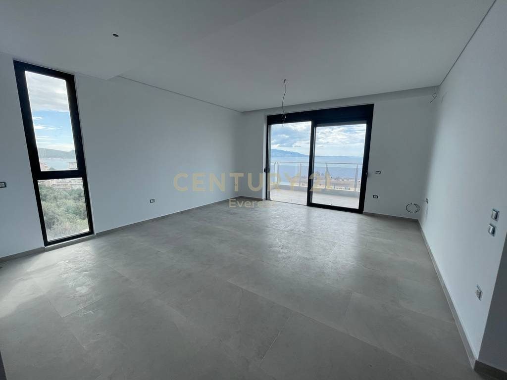 SARANDE, SHESIM APARTAMENT 2+1 ME PAMJE NGA DETI PRANE VILES QEVERITARE