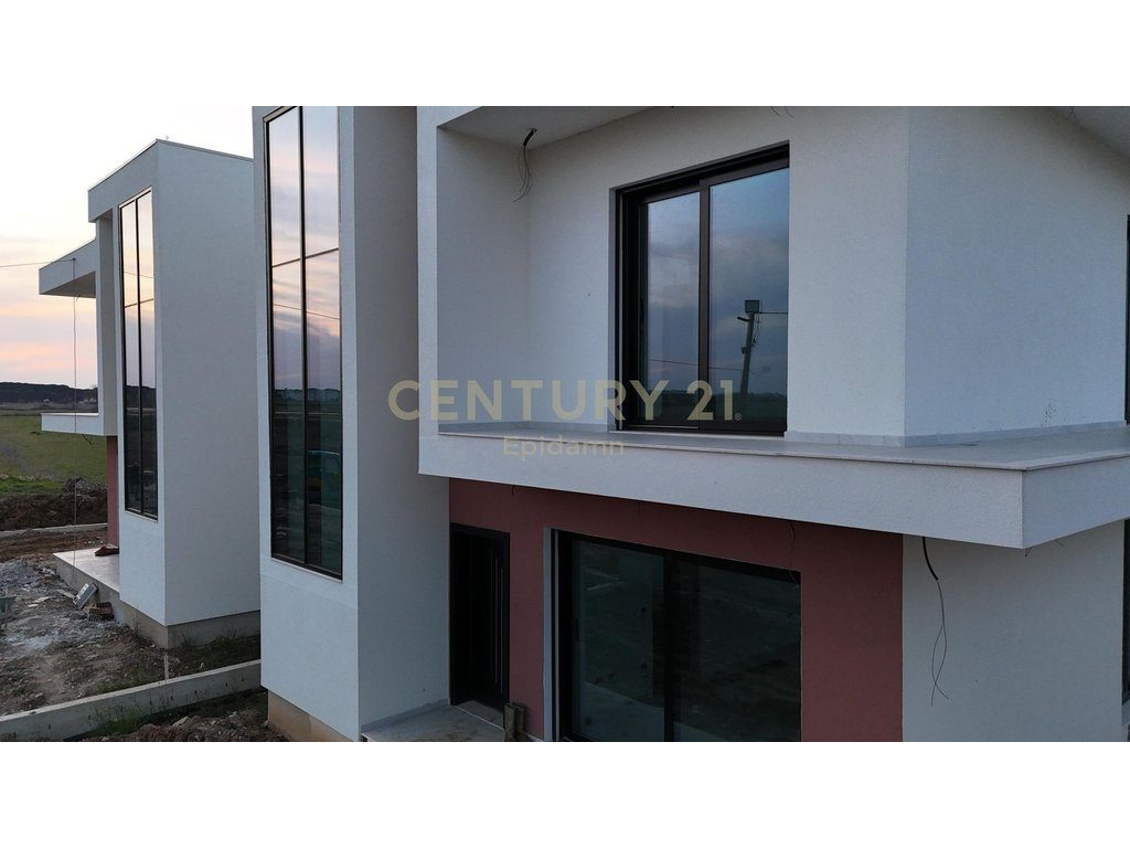 EKSKLUZIVE! SHITET VILE INDIVIDUALE ME PISHINE NE GJIRIN E LALZIT 340.000 € 
MUNDESI PAGESE ME KESTE ! - Century 21 Alba...