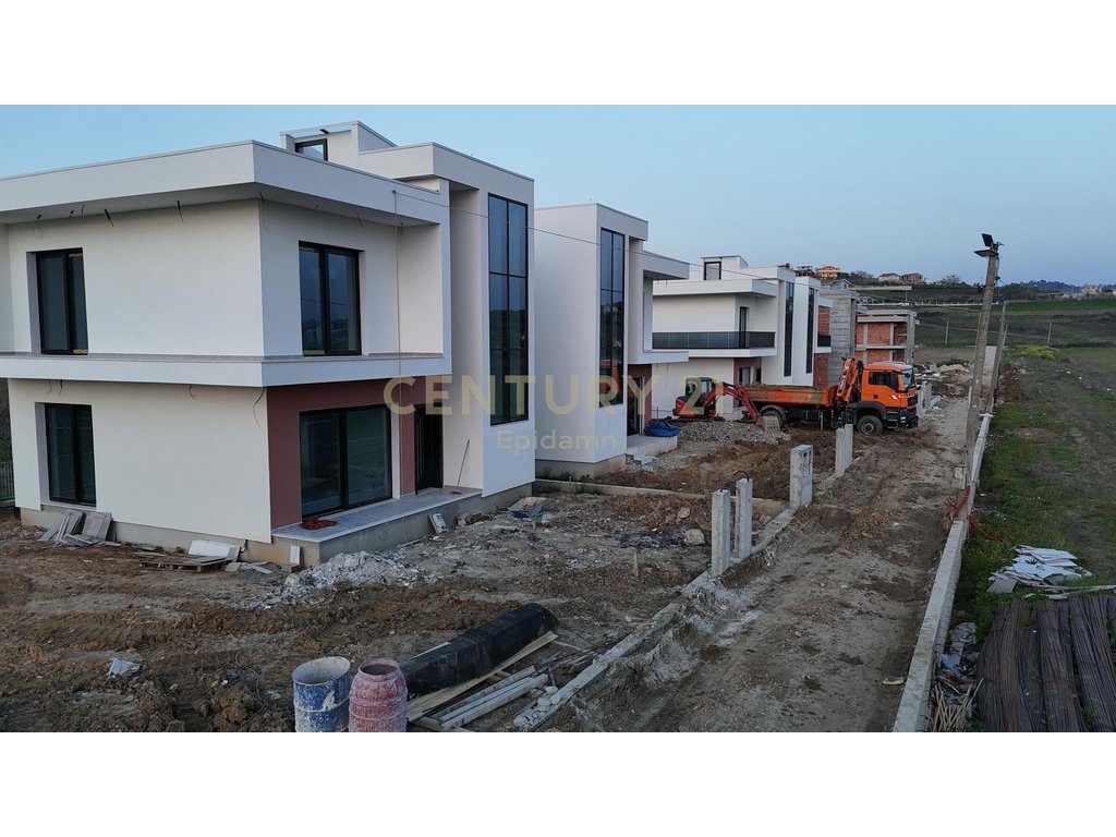EKSKLUZIVE! SHITET VILE INDIVIDUALE ME PISHINE NE GJIRIN E LALZIT 340.000 € 
MUNDESI PAGESE ME KESTE ! - Century 21 Alba...