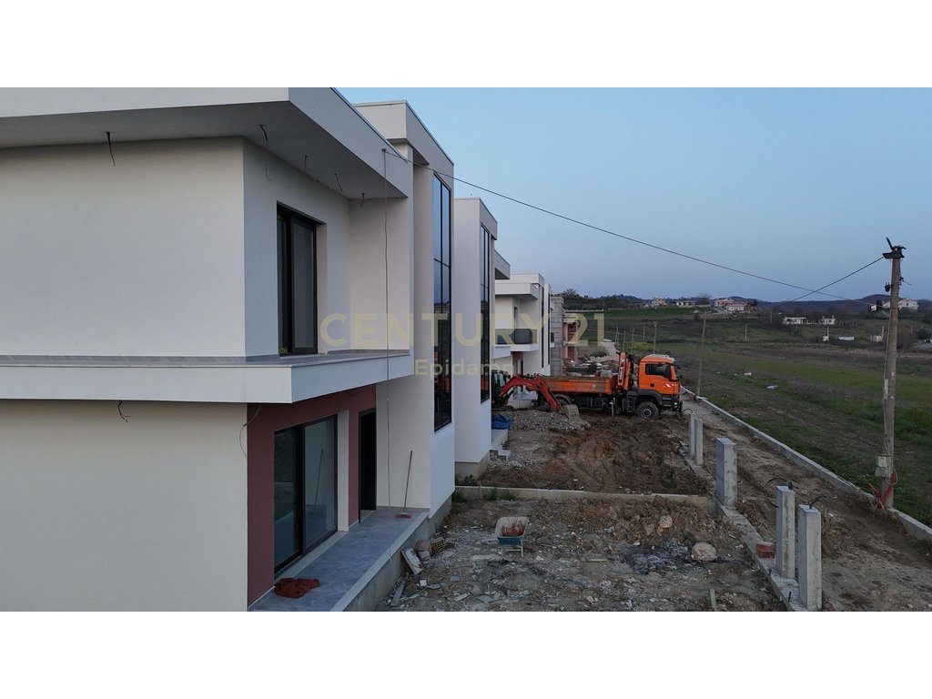 EKSKLUZIVE! SHITET VILE INDIVIDUALE ME PISHINE NE GJIRIN E LALZIT 340.000 € 
MUNDESI PAGESE ME KESTE ! - Century 21 Alba...