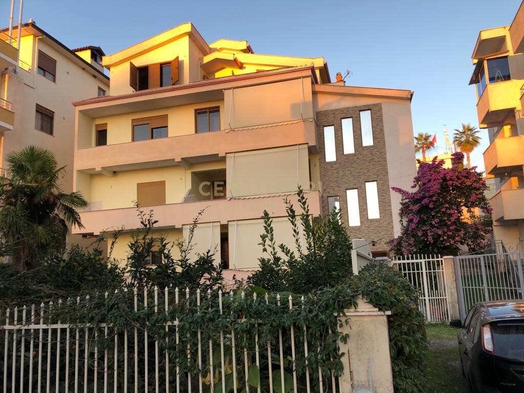 SHITEN 4 APARTAMENTE PJESE TE NJE VILE MUNDESI KTHIMI NE HOTEL NE PLEPA DURRES