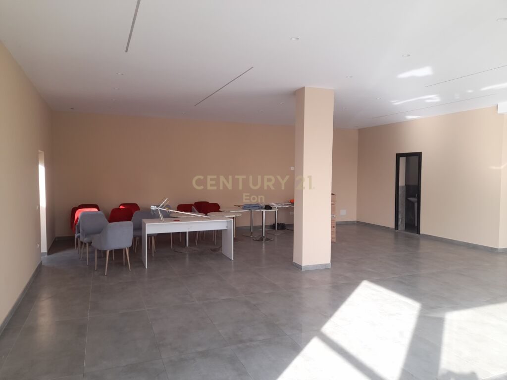 Jepet me qira ambient biznesi  në Ish këneta, Durrës!